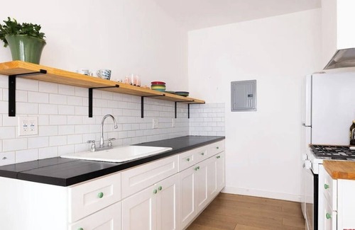Koreatown Apartment | Welcoming 1-bedroom art deco apartment in Los Angeles