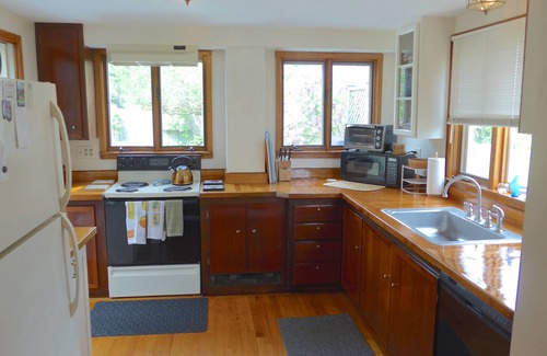 Fifth Ward House | Welcoming Cottage on Spencer Park, in 1st Block of Harbor, Nr Restaurants, Shops