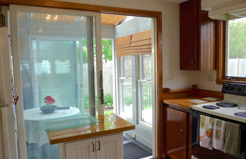 Fifth Ward House | Welcoming Cottage on Spencer Park, in 1st Block of Harbor, Nr Restaurants, Shops