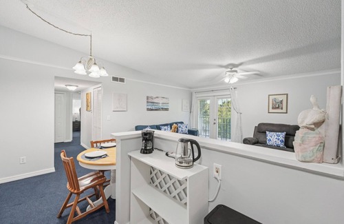 Lake Frederica Condo | Welcoming Cozy 2BR/2BA Condo Near Downtown Orlando & Attractions with Pool