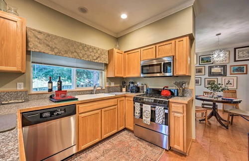 Edmonds House | Welcoming Edmonds Vacation Rental w/Fireplace!