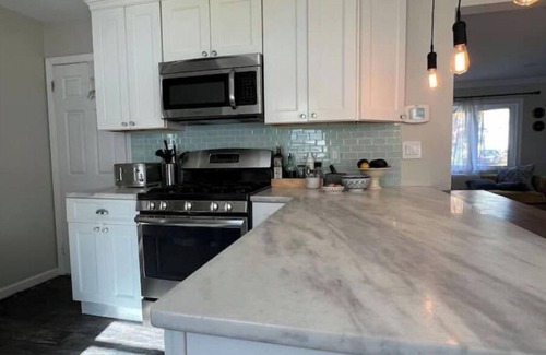 Teaneck House | Welcoming Family Home close to everything - 5 Bdrms/3.5 Baths.