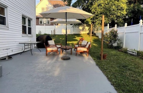Teaneck House | Welcoming Family Home close to everything - 5 Bdrms/3.5 Baths.