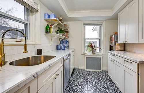 Glen Cove House | Welcoming Glen Cove Home ~ 1 Mi to Public Beach!