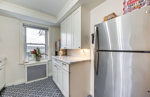 Glen Cove House | Welcoming Glen Cove Home ~ 1 Mi to Public Beach!