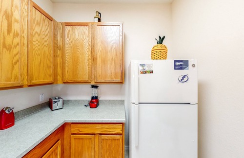 Bahama Bay Condo | Welcoming ground-floor condo with patio, pool, fitness center, sauna, & hot tub