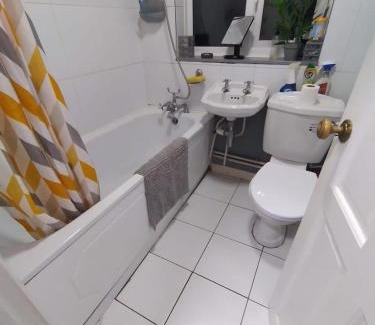 Thornton Heath House | Welcoming Home Close to Transport Links