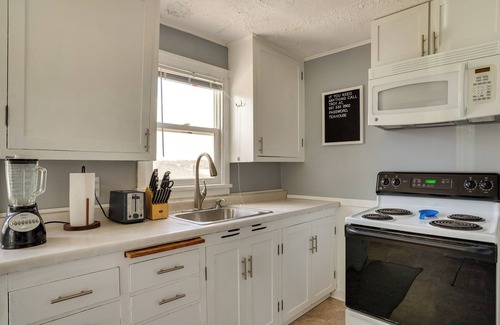 Mound Apartment | Welcoming Lakefront Mound Apartment w/Fire Pit!