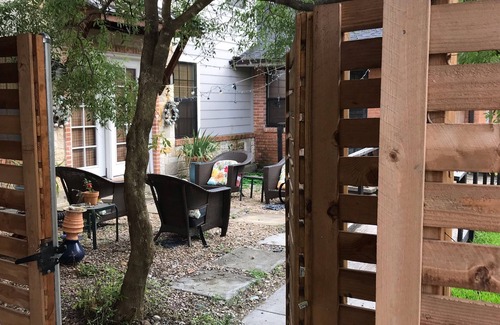 Northwest Dallas House | Welcoming Medical Workers (Med Distr Convenient)