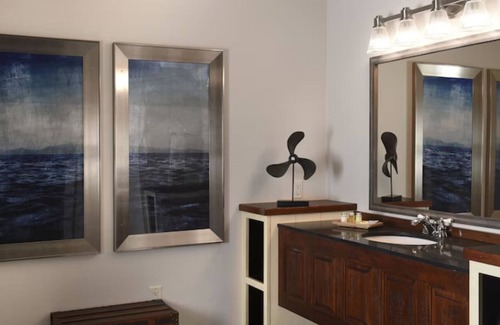 Broken Arrow Hotel | Welcoming Retreat: Lodge-style Rooms with Cozy Ambience! Parking