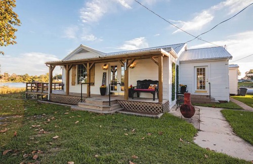 Natchez House | Welcoming White House on Cane River.nn