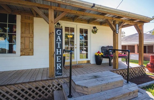 Natchez House | Welcoming White House on Cane River.nn