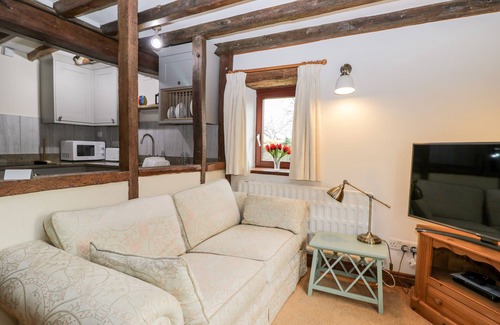 Longborough Cottage | WELL COTTAGE, pet friendly, with a garden in Moreton-In-Marsh