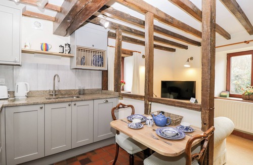 Longborough Cottage | WELL COTTAGE, pet friendly, with a garden in Moreton-In-Marsh