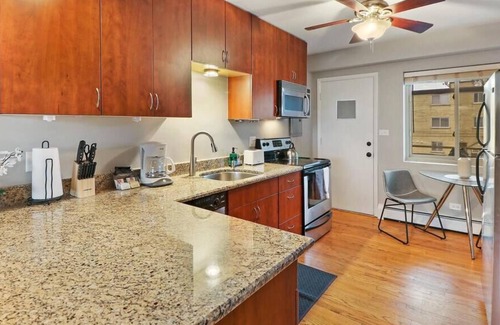 Arlington Heights Apartment | Well-Designed 1BR Apartment