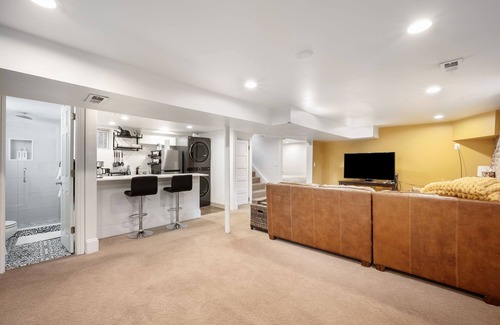 Whittier House | Well equipped 1-bedroom basement apartment/private entrance, AC, WiFi Denver