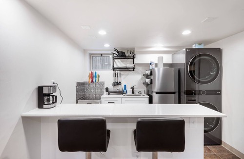 Whittier House | Well equipped 1-bedroom basement apartment/private entrance, AC, WiFi Denver