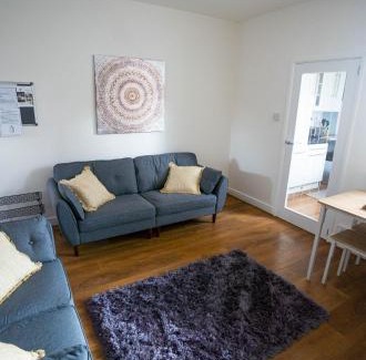 Nuneaton Apartment | Well equipped home in Nuneaton sleeps5 FREE parking good amenites WiFi contractors - insurance companies - relocation agents