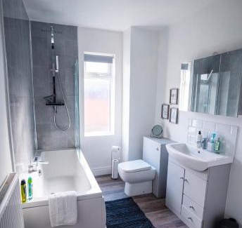 Nuneaton Apartment | Well equipped home in Nuneaton sleeps5 FREE parking good amenites WiFi contractors - insurance companies - relocation agents