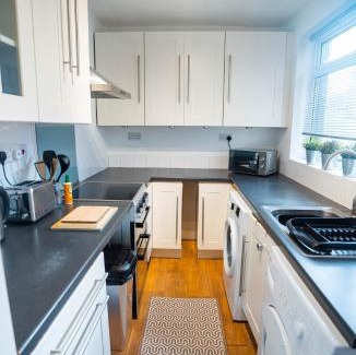 Nuneaton Apartment | Well equipped home in Nuneaton sleeps5 FREE parking good amenites WiFi contractors - insurance companies - relocation agents