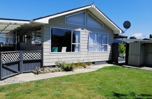 Motueka House | Well equipped, thoughtfully prepared and walking distance to town.