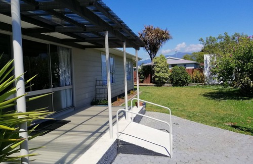 Motueka House | Well equipped, thoughtfully prepared and walking distance to town.