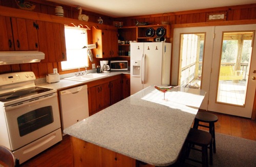 Duck Cabin | Well Kept/Well Loved Cottage - 3 Minutes from Beach!