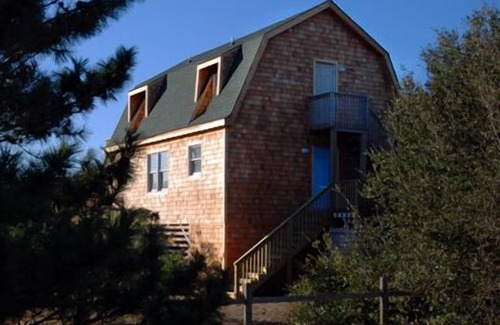 Duck Cabin | Well Kept/Well Loved Cottage - 3 Minutes from Beach!