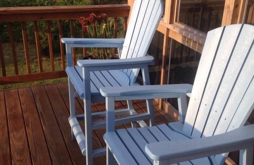 Duck Cabin | Well Kept/Well Loved Cottage - 3 Minutes from Beach!