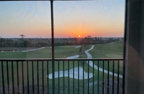 Venice Condo | WELLEN GOLF & COUNTRY CLUB GATAWAY nIn a Modern Style 2 bd Condo