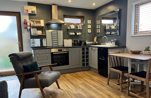 Charlton Kings Cottage | WELLINGHILL LODGE, pet friendly, with a garden in Cheltenham