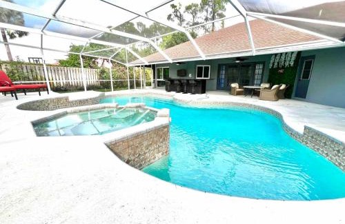 Greenview Shores House | Wellington Pool House With Spa and Putting Green