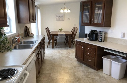 East Earl House | Welsh Mountain Retreat Near Amish Country - FIREPLACE - KEURIG - EV CHARGER