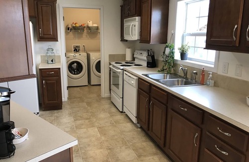East Earl House | Welsh Mountain Retreat Near Amish Country - FIREPLACE - KEURIG - EV CHARGER