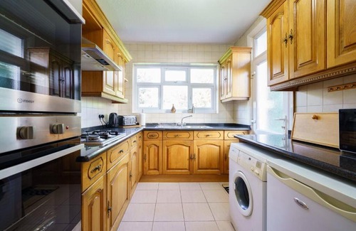 Wembley Park Apartment | Wembley Arch View, 4-Bed House, Drive for 2 cars