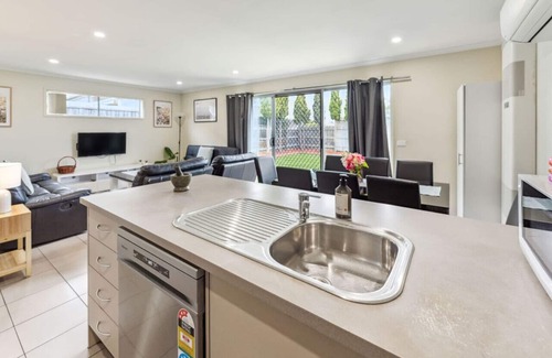 Werribee House | Werribee Home - 4 Bed - Free Netflix