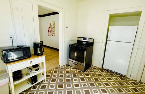 Cleveland Apartment | West Boulevard Apartment for 4 - Pets Welcome