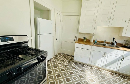 Cleveland Apartment | West Boulevard Apartment for 4 - Pets Welcome