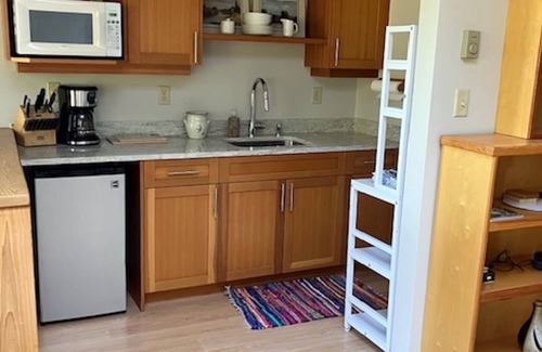 North Saanich Cottage | West facing Oceanfront cottage, 1 bedroom ; 4 kms from Victoria Int. Airport
