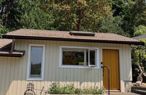 North Saanich Cottage | West facing Oceanfront cottage, 1 bedroom ; 4 kms from Victoria Int. Airport