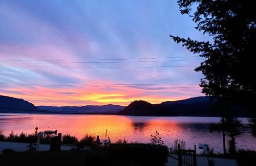 Blind Bay House | West facing Waterfront Cottage with private beach & buoy & dock access