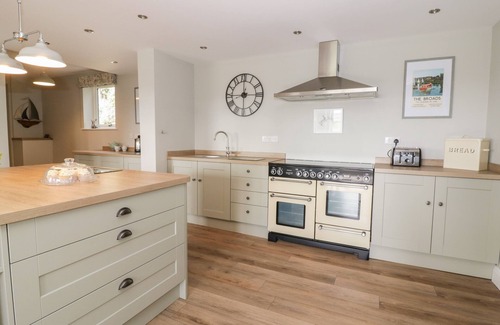 Great Yarmouth Cottage | WEST FARM, family friendly, with a garden in Caister-On-Sea
