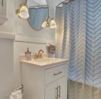 West Hartford Apartment | West Hartford Center- Charming New England Apt