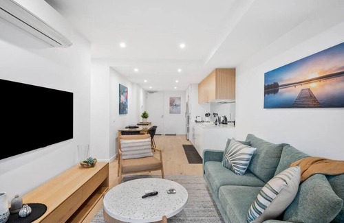 Geelong West Apartment | West Park Luxury: Perfect Geelong Stay