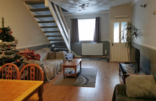 Dover House | West Stret Retreat.nnCozy 2 bedroom house near shops and train station.