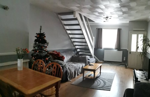 Dover House | West Stret Retreat.nnCozy 2 bedroom house near shops and train station.