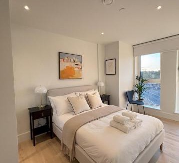 Coombe Hill Apartment | West Wimbledon, 2 Bedroom Luxury Stay, Gym, Free Parking