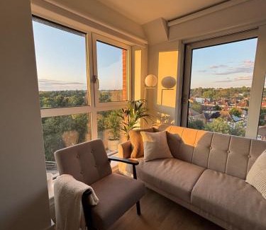 Coombe Hill Apartment | West Wimbledon, 2 Bedroom Luxury Stay, Gym, Free Parking
