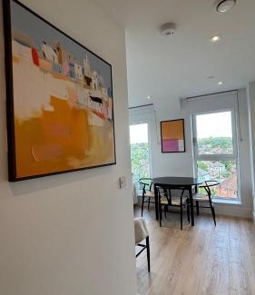 Coombe Hill Apartment | West Wimbledon, 2 Bedroom Luxury Stay, Gym, Free Parking