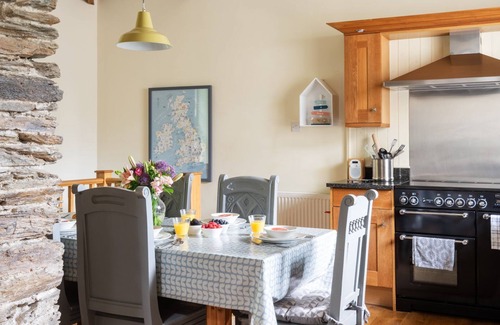 Kingsbridge Cottage | West Wing - a cottage that sleeps 6 guests in 3 bedrooms